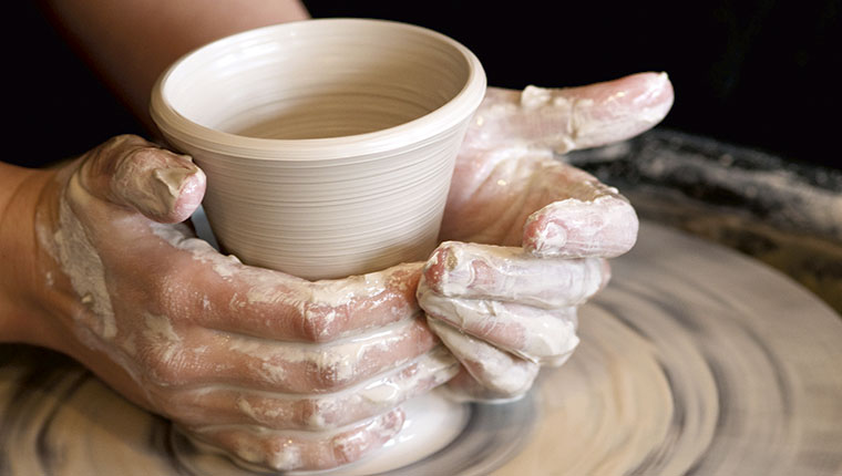 Hænder drejer vase